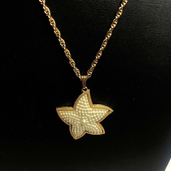 2575 AVON 1991 Gold Tone pearly white "Sea Treasures" Starfish Necklace 19" - Picture 1 of 3